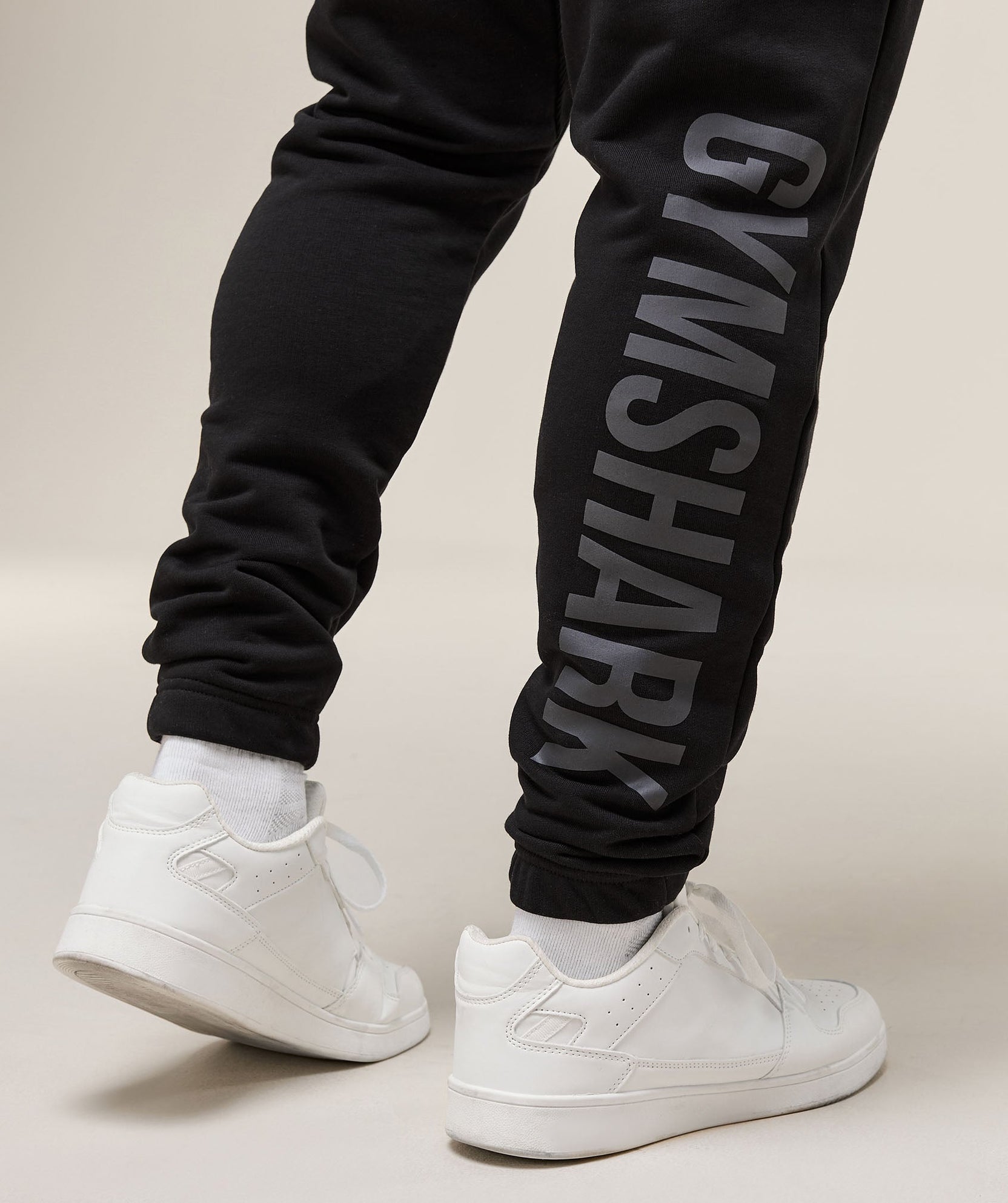 Pantalones deportivos con la marca Power